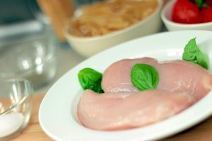 安い・おいしい・ヘルシー！「鶏むね肉」をやわらかくする方法と簡単レシピ